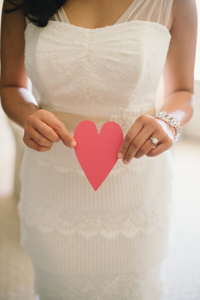 Деталь свадебной фотосессии - картонное сердце