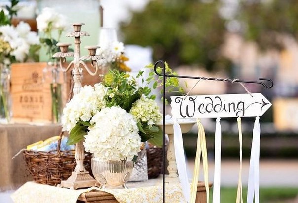 Детали свадебной фотосессии: подсвечник, цветы и указатель