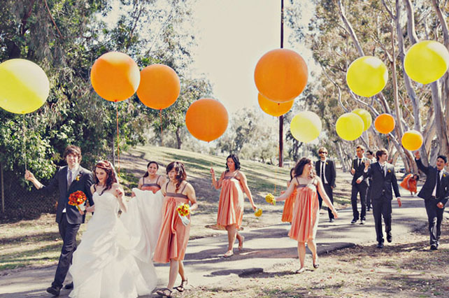 Воздушные шары - деталь свадебной фотосессии